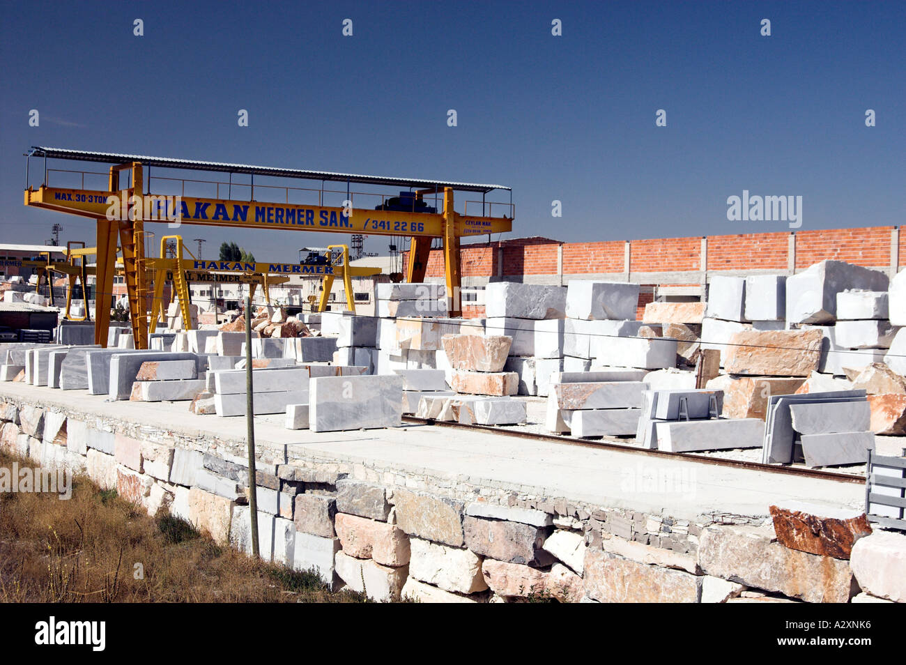 Rohe Marmorplatten aus nahe gelegenen Steinbrüchen wird durch große Kräne in der Nähe von Iscihisar, Türkei für den Versand vorbereitet. Stockfoto