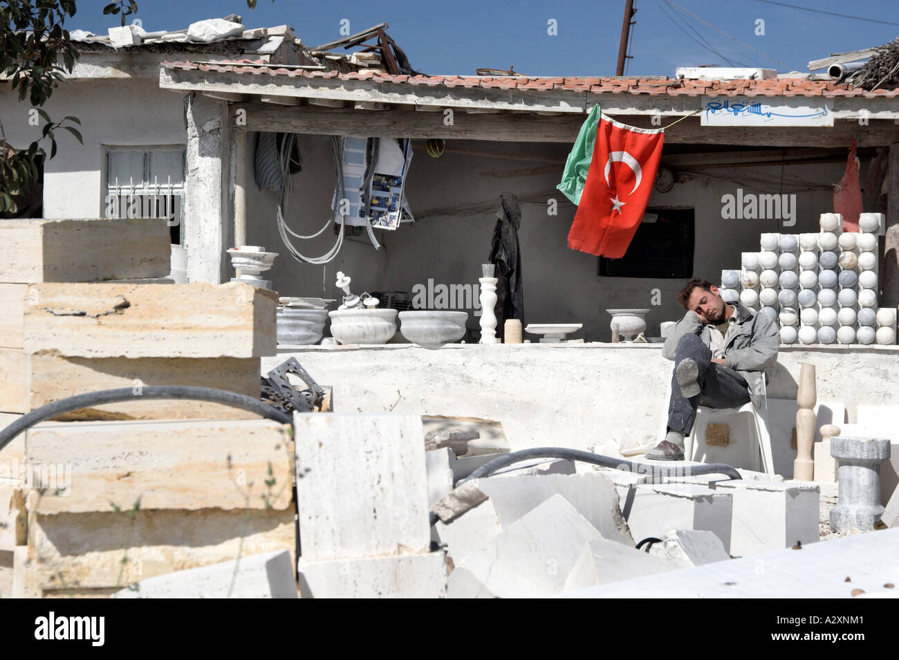 Ein Marmor Fabrikarbeiter ruht in der Nähe von Iscihisar Türkei Stockfoto