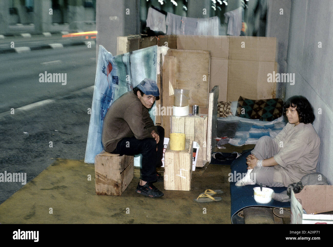Viele Obdachlose wie dieses paar Leben nur auf der Strasse in ein Karton Haus gebaut unter einer Autobahn-Überführung im Herzen von Sao Paulo, Juli 1991 Stockfoto