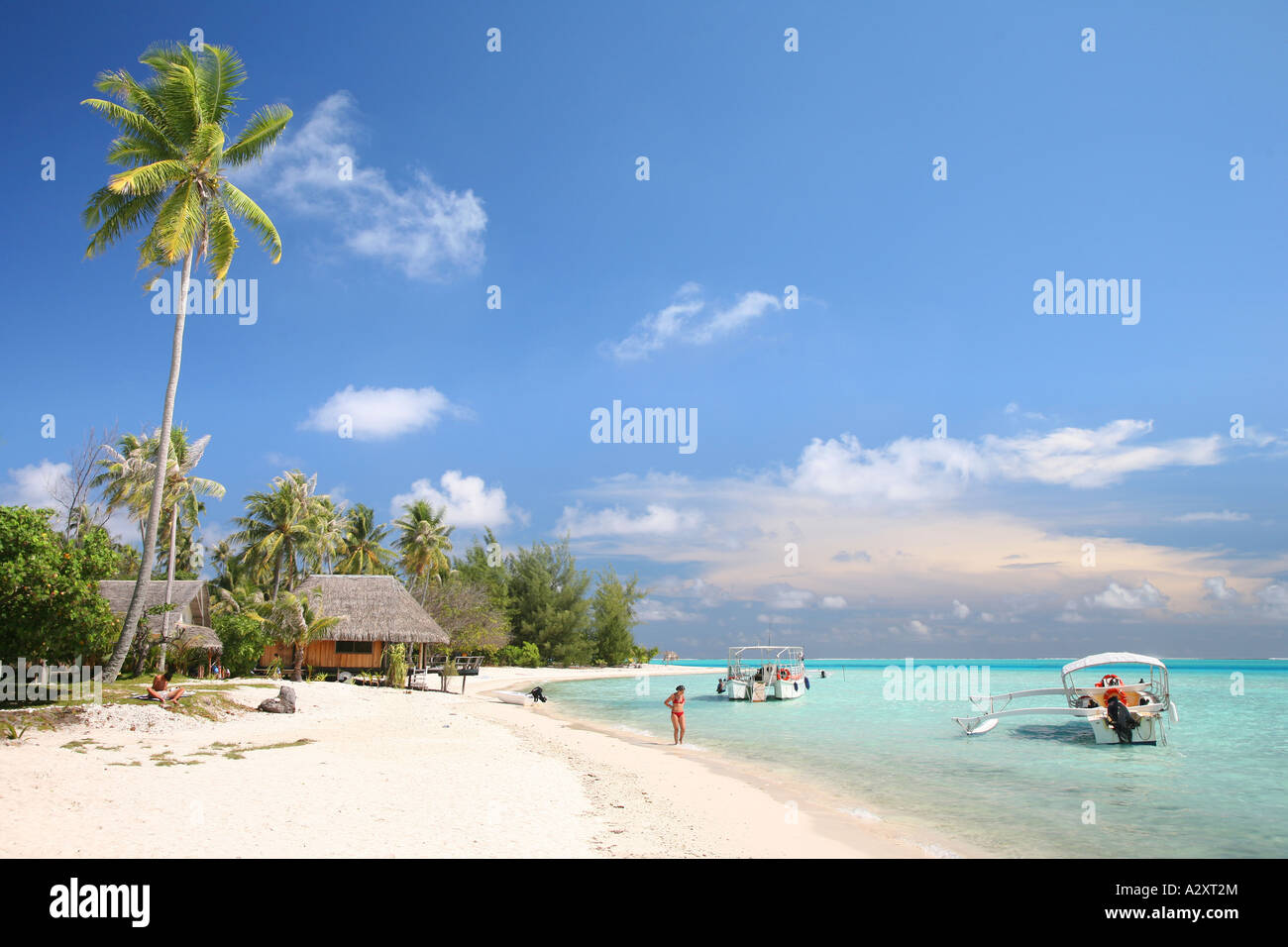 Bora Bora Motu Strand mit Geschwindigkeit Boot und Wüste Inselhütte Stockfoto