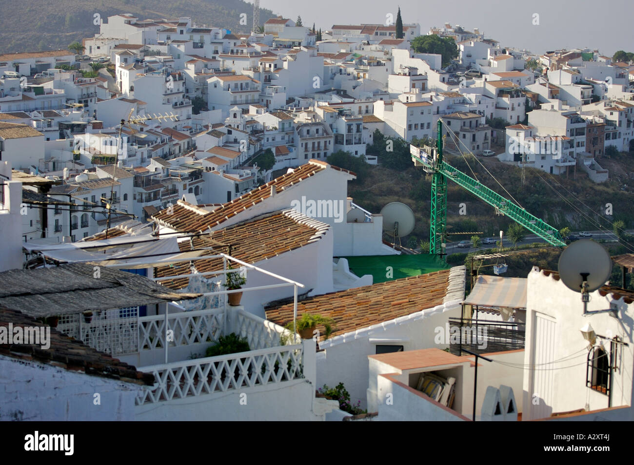 Der Blick über Frigiliana, Spanien mit Baukran Stockfoto