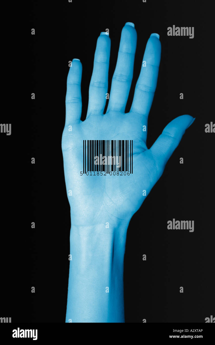 Biometrische Konzept zeigt eine weibliche Hand überlagert mit einem Barcode auf der Handfläche Stockfoto