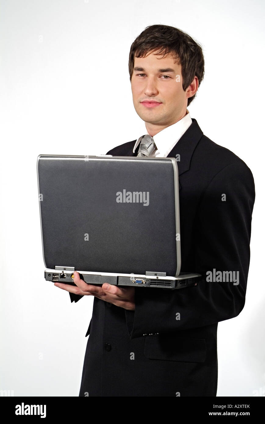 Porträt eines kaukasischen Geschäftsmann hält einen Laptop Stockfoto