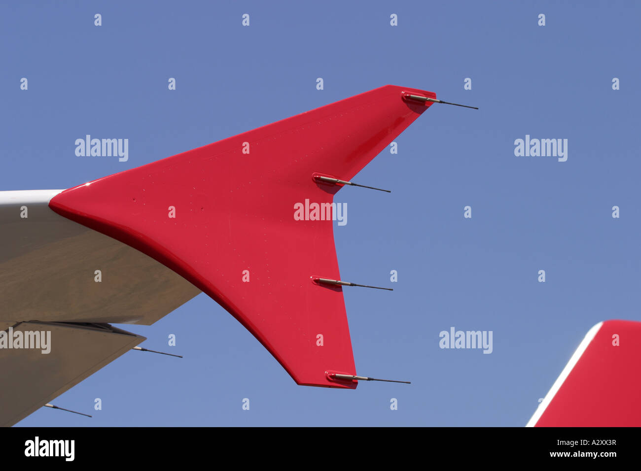 Moderne Jet Airliner Flügelspitze Winglet aerodynamische Kraftstoff effiziente Gestaltung mit anti-statische Entlader Stockfoto