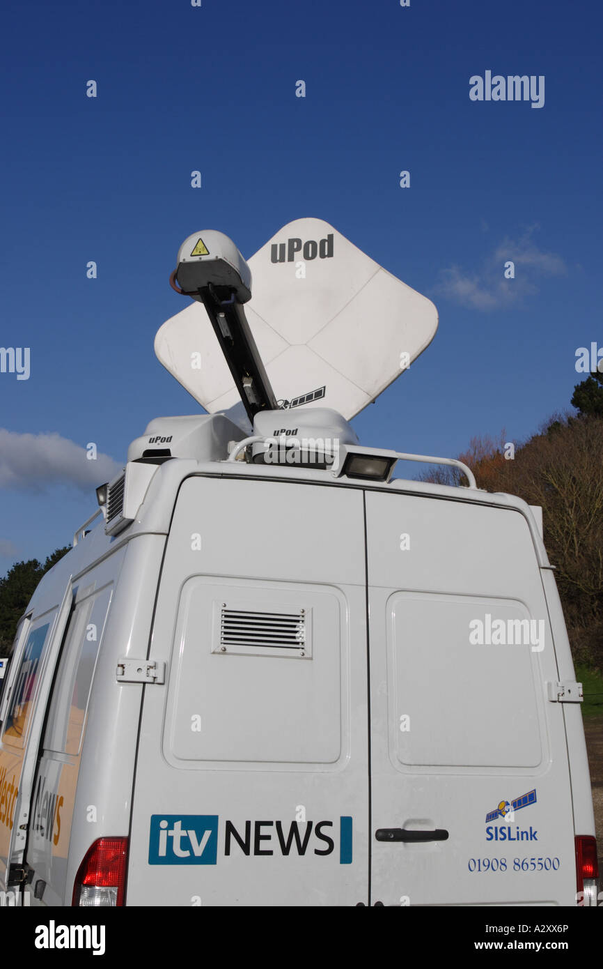 Mobile außerhalb TV Fernsehen ausgestrahlt van mit Sat-Schüssel link Stockfoto