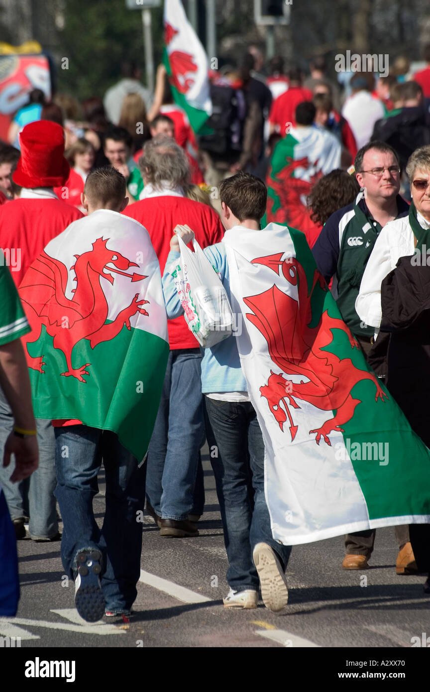 Fans beobachten Spiel außerhalb Cardiff City Hall Wales gegen Irland International Rugby 6 Nationen Wettbewerb Grand Slam Stockfoto