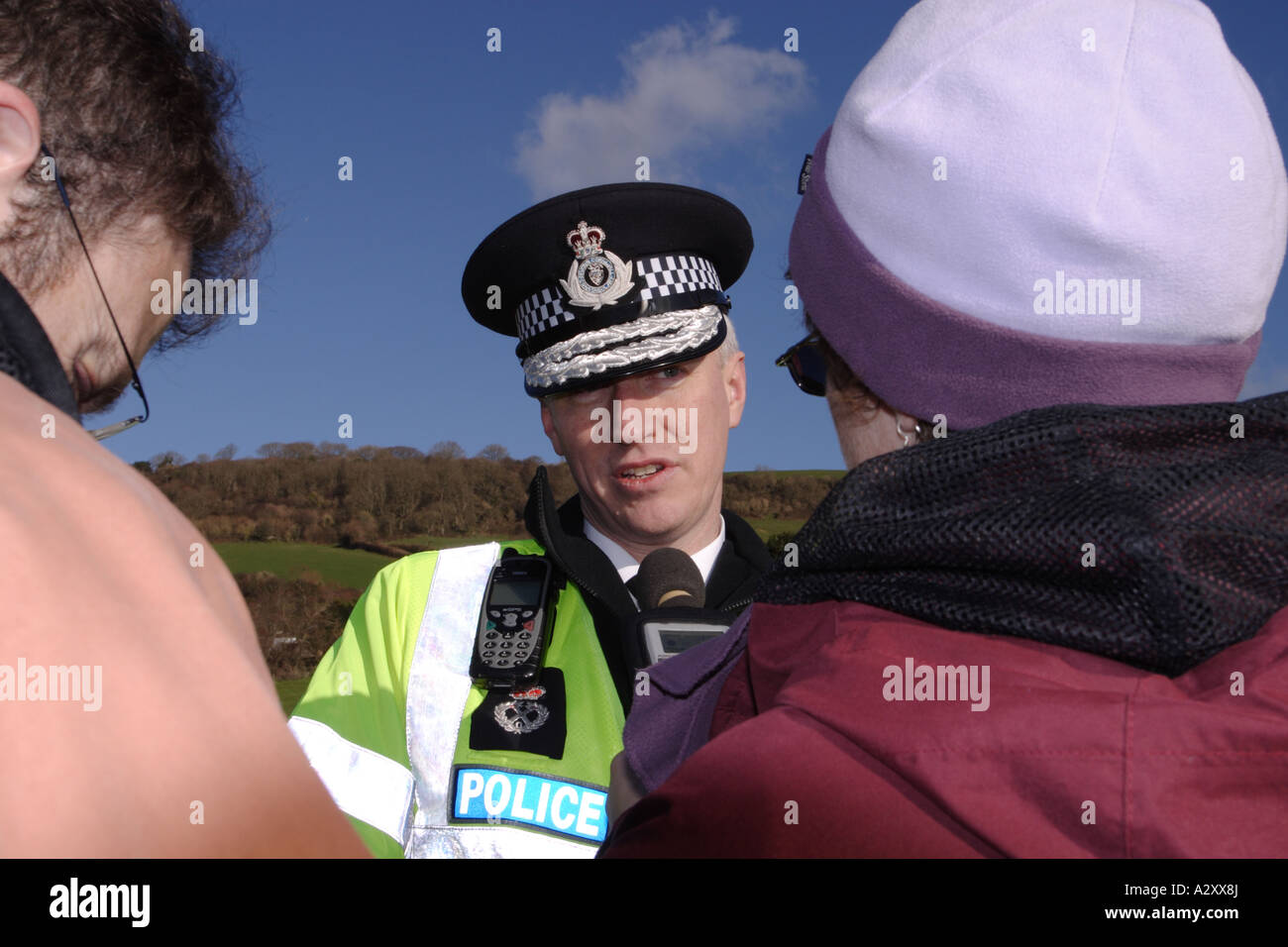 Polizeipräsident Stephen Otter von Devon und Cornwall Constabulary Gesichter die Presse bei Branscombe Strand Devon Januar 2007 Stockfoto