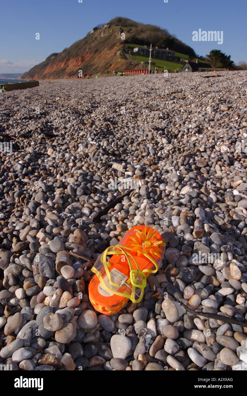 Branscombe Strand Devon angespült brandneue leuchtend orange Kunststoff flip flop Sandale aus dem Schiff MSC Napoli Januar 2007 Stockfoto