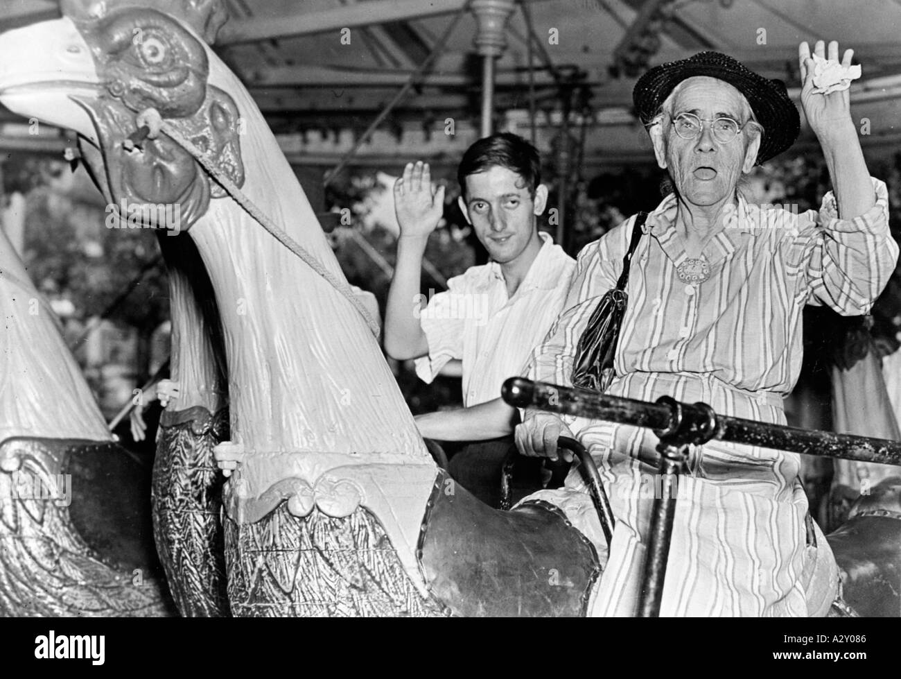 Die Ehe des 18-jährigen Delbert Sprouse und seiner 79-jährigen Braut Mrs. Mattie Lyons Large in Cat Hollow Kentucky hatte bereits im Juni 1946 landesweit Schlagzeilen gemacht, das Paar wird hier auf ihren Flitterwochen gesehen Coney Island mit dem Kommentar von Delbert Hühner kommen nicht so groß in Kaintuck schon die Hochzeit von Delbert Sprouse 18 Jahre jung und seiner 79 Jahre alten Braut Mrs Mattie Lyons Large in Cat Hollow Kentucky machte im Juni 1946 amerikaweit Schlagzeilen die Flitterwochen verbringen die beiden auf Coney Island und Delbert kommentiert seine Eindruecke so riesig Huehner Stockfoto