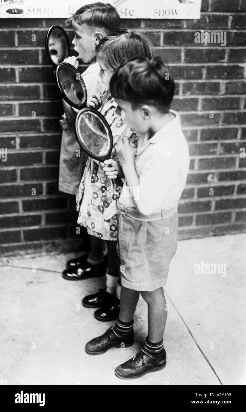 Dieses Bild aus der Medizinischen Abteilung der Temple University in Philadelphia zeigt drei Patienten in den 1930er Jahren die Kinder haben Sprachfehler und ueberpruefen sich selbst bei ihren Sprechuebungen im Spiegel Curious Moments S 381 Stockfoto