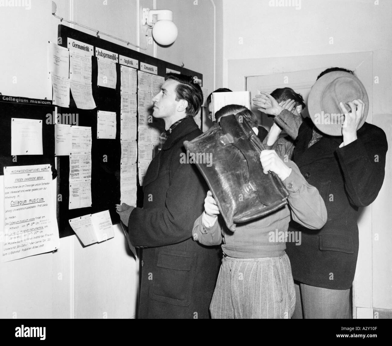 Dieses Bild wurde im März 1951 an der drei Jahre zuvor gegründeten Freien Universität in den westlichen Bereichen Berlins aufgenommen spricht Bände über die Teilung Deutschlands drei Studenten Flüchtlinge aus der DDR bedecken ihre Gesichter aus Angst vor Repressalien gegen ihre Familien zu Hause durch die kommunistische Geheimpolizei Diese Aufnahme die im Maerz 1951 an der drei Jahre zuvor gegruendeten Freien Universitaet im Westteil Berlins entstand spricht Baende ueber die Teilung Deutschlands drei aus der DDR geflohene Studenten verbergen sich vor der Kamera aus Angst, dass ihre Familien vom Staatssicherheitsdienst Stockfoto