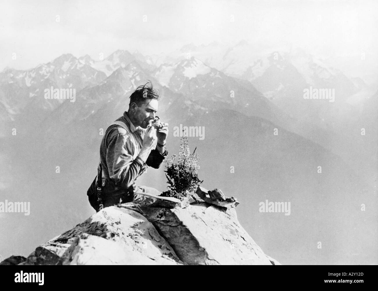 1930 nahm der Naturfotograf H B Crisler aus Seattle kein Essen mit und bewaffnet nur mit einem Messer auf einer 30-tägigen Wanderung in den Olympischen Bergen im äußersten Nordwesten entdeckte er Amerikas letzte Wildnis mit einer verzögerten Action-Veröffentlichung fotografierte Crisler sich mit saftigen Häppchen des Murmeltieres der Naturfotograf H B Crisler aus Seattle unternimmt 1930 ohne Proviant und nur mit einem Messer bewaffnet einen 30 Tage Treck in der Gebirgslandschaft um den Mount Olympus im aeuerssten Nordwesten entdeckt er Amerikas letzte Wildnis Dort fotografiert Crisler sich per Selbstausloeser Stockfoto