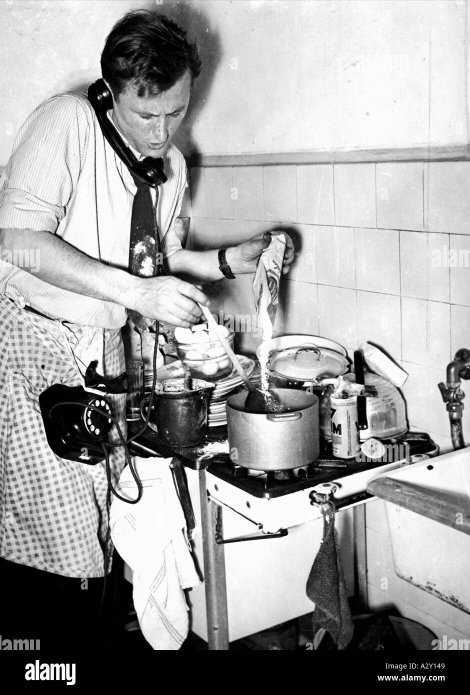 In den 1950er Jahren wurde in Deutschland eine Telefonleitung für Hausfrauen und Junggesellen eingeführt, die nicht zurechtkamen in der Küche können Anrufer durch Wählen von 4165 eine zweiminütige aufgezeichnete Nachricht mit Kochtipps und Vorschlägen für hören Mittag- und Abendessen für eine vierköpfige Familie in Deutschland wird in den fuenfziger Jahren ein Fernsprech Kuechendienst für ratlose Junggesellen und Hausfrauen eingerichtet bei Anruf der Nummer 4165 werden in zweiminuetigen Banddurchsagen Kochvorschlaege und Hinweise für ein Mittag und Abendessen eines 4 Personen Haushalts gab neugierige Momente S 434 Stockfoto