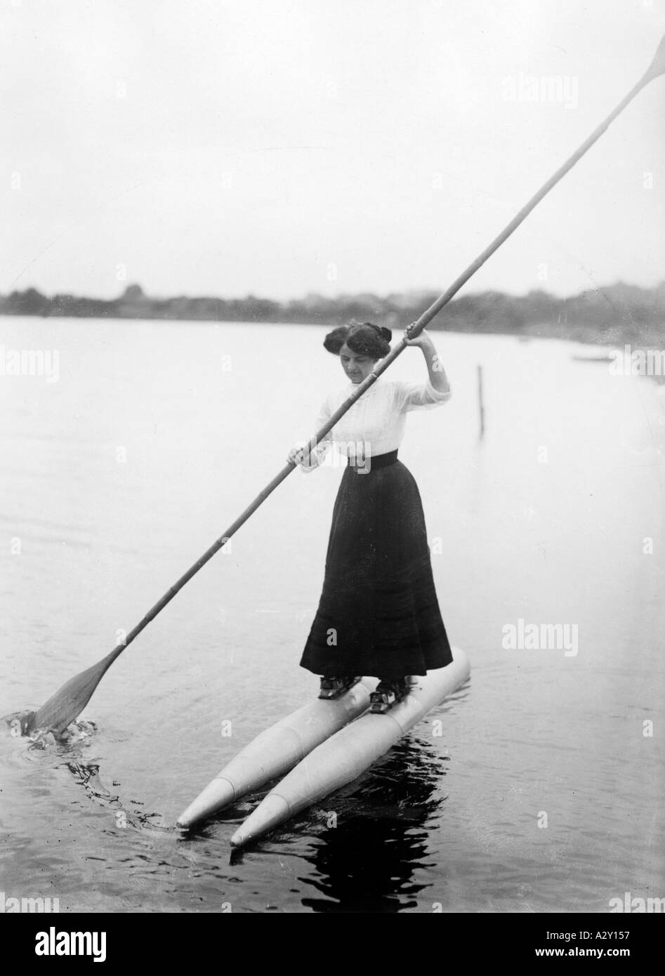Nach der Teilnahme von Frauen an den Olympischen Spielen 1900 an den Tennis- und Golf-Veranstaltungen mehr und mehr Frauen waren in ihrer Freizeit sportlich tätig, wie dieses wenige Jahre später aufgenommene Foto zeigt war noch ein Privileg der Leihklassen und es gab noch keinen Gedanken an den tatsächlichen Wettbewerb Nachdem im Jahre 1900 erstmals Frauen an den Olympischen Spielen in den Sparten Tennis und Golf teilnehmen immer mehr Frauen sich in ihrer Freizeit sportlich zu betaetigen wie dieses wenige Jahre spaeter aufgenommene Bild zeigt handelt es sich dabei aber noch immer um Stockfoto