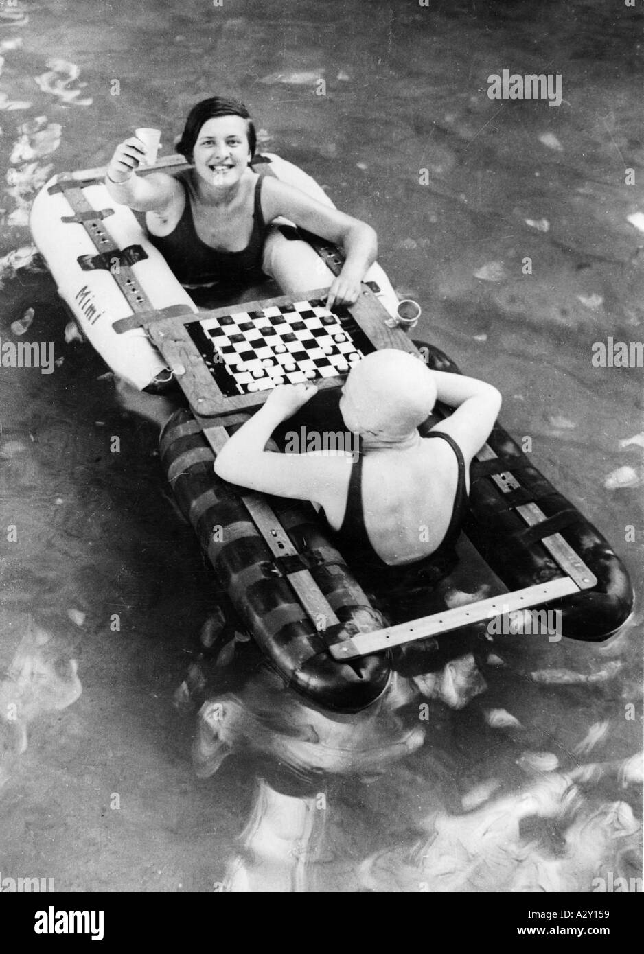 In den 1920er und 1930er Jahren wurden immer mehr Badegebiete an deutschen Küsten und Seeufern eröffnet verstandene Freizeit bedeutet Unterhaltung hier in Berlin Besucher erhielten die Möglichkeit, die Zeit mit einem Spiel zu vertreiben von Käufern beim Genießen des kühlen Wassers immer mehr Strandbaeder spriessen in den zwanziger und dreissiger Jahren ein Deutscher gesehen und Kuesten aus dem Boden die Betreiber verstehen Freizeit auch zunehmend als Unterhaltung hier in Berlin wird den Besuchern die Moeglichkeit geboten sich die Zeit im kuehlen Nass bei einer Partie Dame zu vertreiben Stockfoto