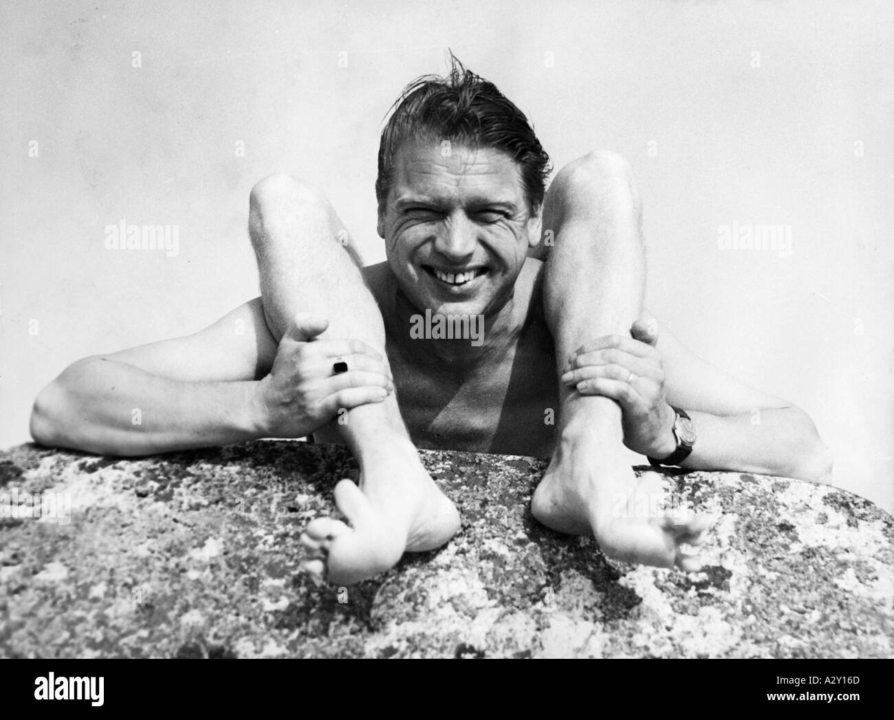 Schwedische Urlauber demonstrieren optische Illusionen auf den Büschen nördlich von Göteborg im sogenannten Volksheim 1945 dem schwedischen Wohlfahrtsstaat nach 1945 nimmt das Recht des Arbeitnehmers auf Freizeit den ihm gebuehrenden Platz ein kurioses Moments S 466 Stockfoto