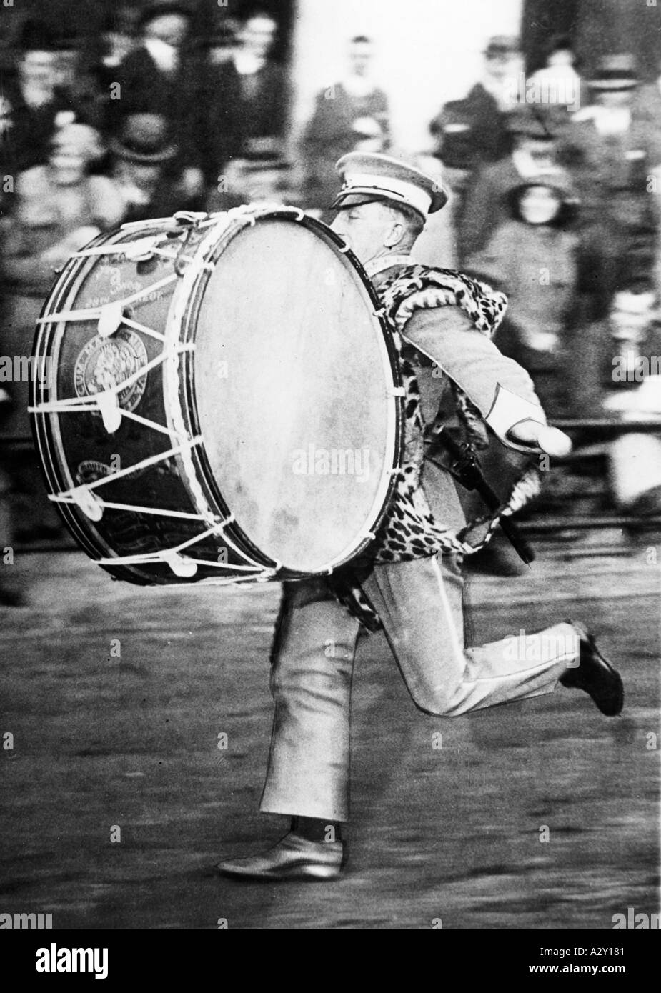 Die Tradition der britischen Militärband und ihrer Wettbewerbe ist lang und glorreich, an denen dieser Bassdrummer teilnimmt in einem Rennen bei einem Army Sports Day in Chelsea zu Ehren des Duke of York die Tradition der britischen Militaerkapellen und Ihrer Wettbewerbe ist lang und ruhmreich Dieser Paukenschlaeger nimmt in den dreissiger Jahren an einem Rennen im Rahmen eines Militaersportfests in Chelsea Teil das zu Ehren des Herzogs von York veranstaltet wird Curious Moments S 483 Stockfoto