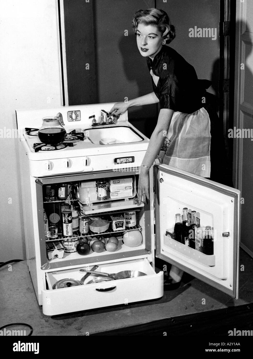 Um die Herzen von Hausfrauen zu erfreuen, in deren Küchen Platz auf einem hohen Niveau stand, entwickelte eine kalifornische Firma diese Kombination 1953 gewann sie den 1. Preis auf einer New Yorker Ausstellung für Mehrzweckgeräte um die Herzen der Hausfrauen zu erfreuen die nur ueber wenig Platz in ihrer Kueche verfuegen entwickelt 1953 eine kalifornische Firma diese Geraetekombination und gewinnt den 1 Preis auf einer New Yorker Ausstellung für Mehrzweckgeraete neugierige Momente S 521 Stockfoto