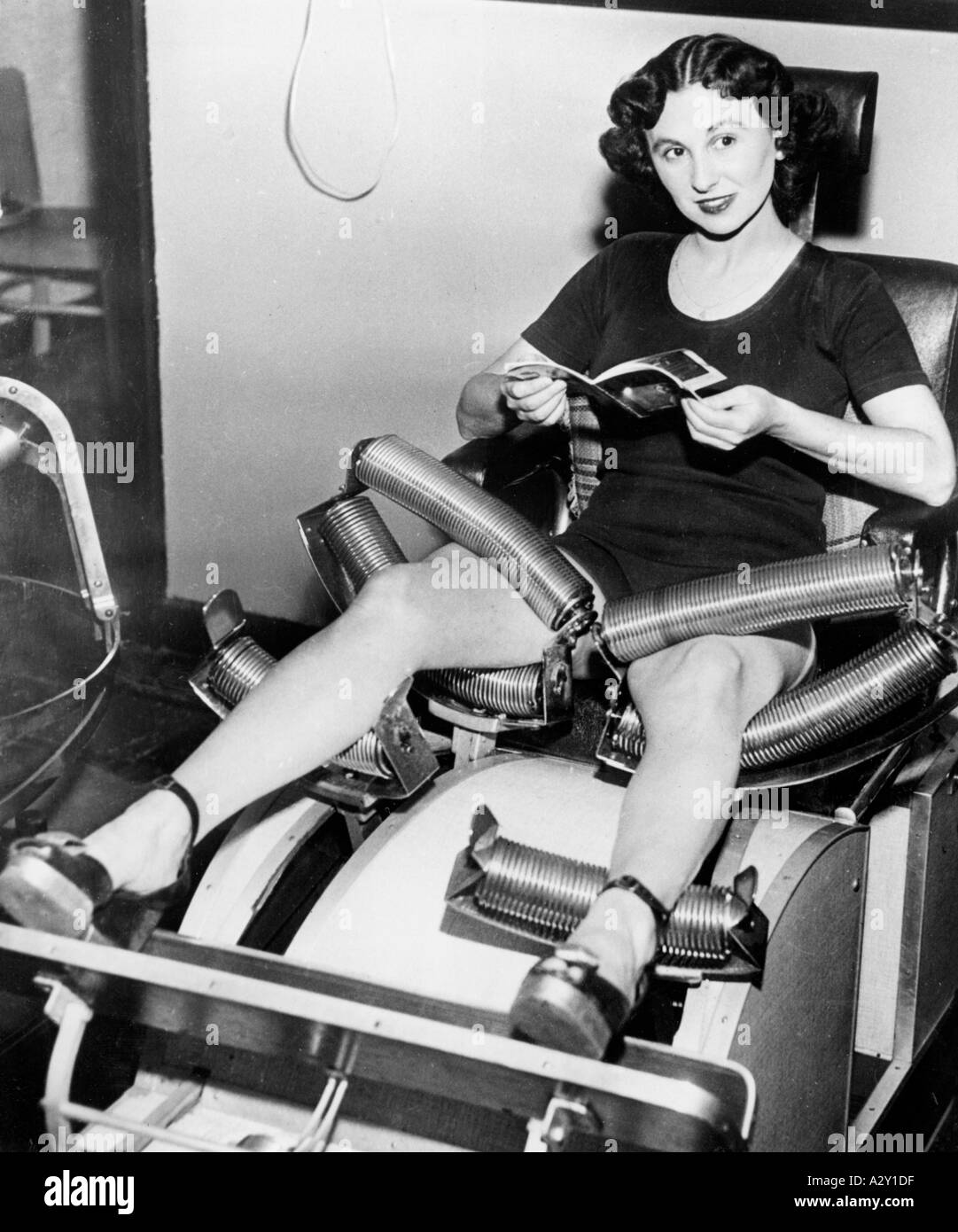 Ein Fotograf behauptete 1952, den ungewöhnlichsten Job der Welt in New York Faye aufgespürt zu haben Suskind arbeitete im MacLevy Slenderizing Salon, wo sie die Wirksamkeit der Geräte testete. Sie nahm regelmäßig Gewicht um es sofort wieder abzuarbeiten, wird den ungewoehnlichsten Beruf der Welt ein Fotograf 1952 in New York entdeckt haben Faye Suskind arbeitet im MacLevy Schlankheitssalon und testet dort den Wirkungsgrad des Maschinenparks Sie nehmen regelmaessig zu um sich die Pfunde sofort wieder abtrainieren neugierige Momente S 558 Stockfoto