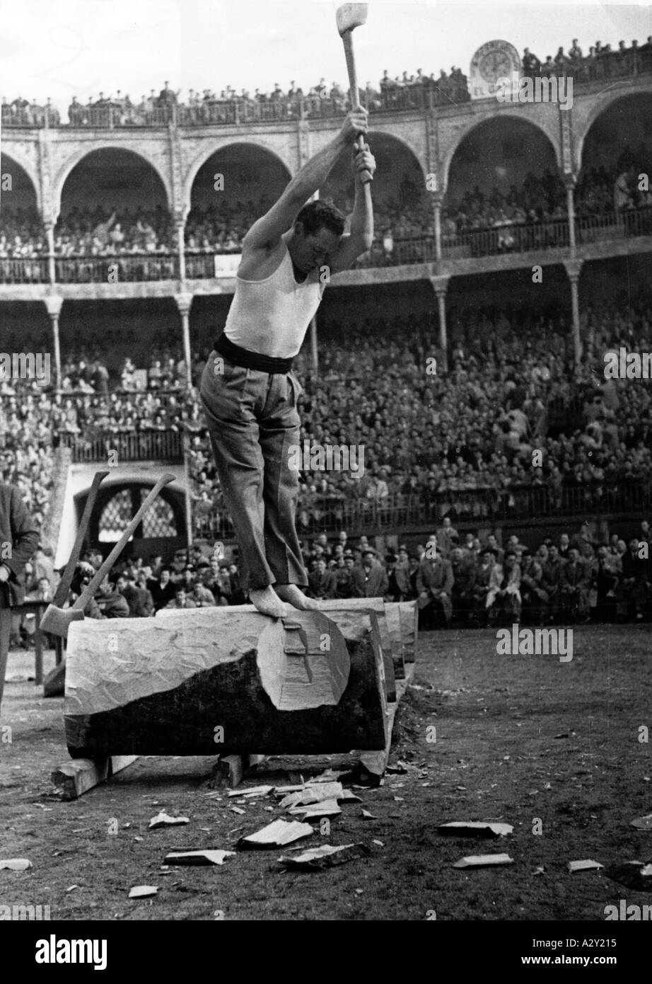 Im Norden Spaniens haben die Basken und Katalanen das 20. Jahrhundert damit verbracht, um kulturelle und politische Autonomie zu kämpfen unter der Diktatur 1939 1975 des Caudillo General Franco waren Volksfeste wie dieses in den 1950er Jahren die einzigen die Chance, regionale Selbstidentität im Norden Spaniens kaempfen die Katalanen und Basken im 20 Jahrhundert für ihre kulturelle Identität auszudrücken und politische Autonomie Waehrend der Diktatur des Caudillo Franco 1939 1975 bieten Volksfeste wie dieses in den 1950er Jahren aber die einzige Möglichkeit die regionale Eigenstaendigkeit in Braeuchen ausleben neugierig Stockfoto