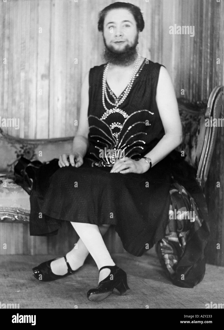 Die Galerie der Phänomene im Lunapark in Paris erwarb Anfang der 1930er Jahre eine neue Live-Ausstellung der Veranstalter hoffte, dass die deutsche Adriana die bärtige Dame die Massen anziehen würde die Galerie der Phaenomene im Pariser Lunapark hat Anfang der dreissiger Jahre ein neues lebendes Exponat für sich gewinnen koennen der Veranstalter hofft, dass die Deutsche Adriana die Frau mit Bart viele Schaulustige anziehen wird Curious Moments S 622 Stockfoto