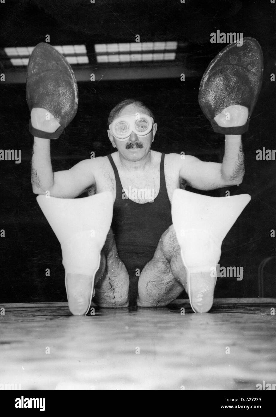 Crawl hieß diese Schwimmhilfe, die am Abend des 12. Mai 1937 in einem Pariser Schwimmbad vorgestellt wird dem Fotografen gelang es, bei der Pressevorschau Crawl nennt sich diese Schwimmhilfe die am Abend des 12. Mai 1937 in einem Pariser Schwimmbad ein vielversprechendes Bild zu machen 627 Stockfoto