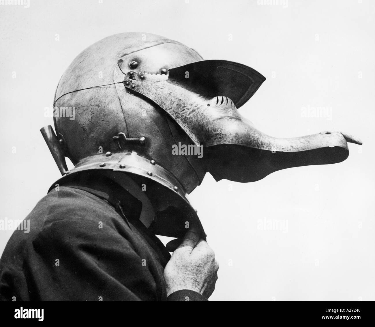 In den 1930er Jahren fügte ein Mr Rex aus England diese Entwicklung dem Ritterhelm hinzu die bruchähnliche Form sieht nicht nur futuristisch aus, sondern schützt den Träger auch im Nahkampf in den dreissiger Jahren entwickelt Mr Rex aus England den Ritterhelm weiter die Schnabelform laesst den Kopfschutz nicht nur futuristisch aussehen sie schuetzt den Traeger auch im Nahkampf neugierige Momente S 633 Stockfoto