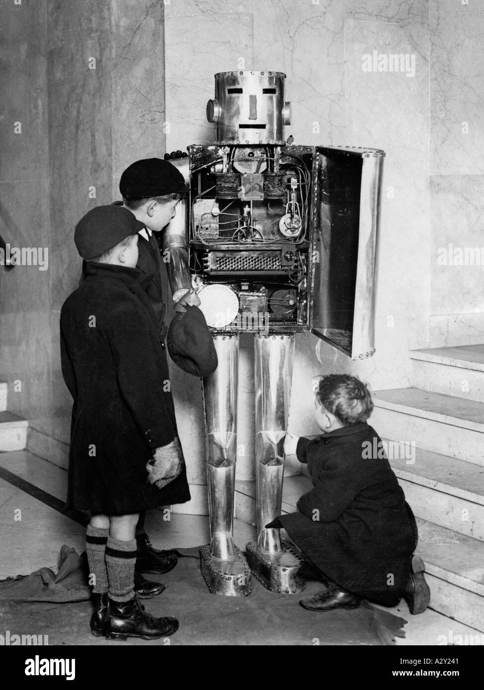 Der ursprüngliche 1930 Bildtext aus den 1930er Jahren ist der Fortschrittsglaube des Reporters der Vater des formulierten Gedankens der Stahlmann ist nahe genug an der Realität gebaut um die Physiologie des menschlichen Koerpers zu erlaeutern neugierige Momente S 634 zu erklären Stockfoto