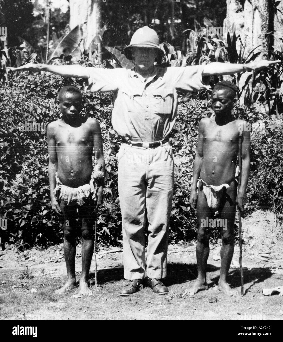 Der Titel Two Pygmäen Friends of the entdecker setzt das Vorurteil fort, dass Europäer Afrika in den beiden vorangegangenen Jahren entdeckt hatten Jahrhunderte und ignoriert die Tatsache, dass Afrikaner die ersten Menschen waren, die Südeuropa und Zentralasien besiedelten sterben Bildueberschrift zwei Pygmaeen Freunde des Entdeckers schreibt in den 1930er Jahren das Vorurteil fort dass die Europaeer Afrika in den zwei vorangegangene Jahrhunderten entdecken und verschweigt dass lange vorher die Afrikaner als erste Menschen Suedeuropa und Zentralasien besiedelten neugierige Momente S 635 Stockfoto