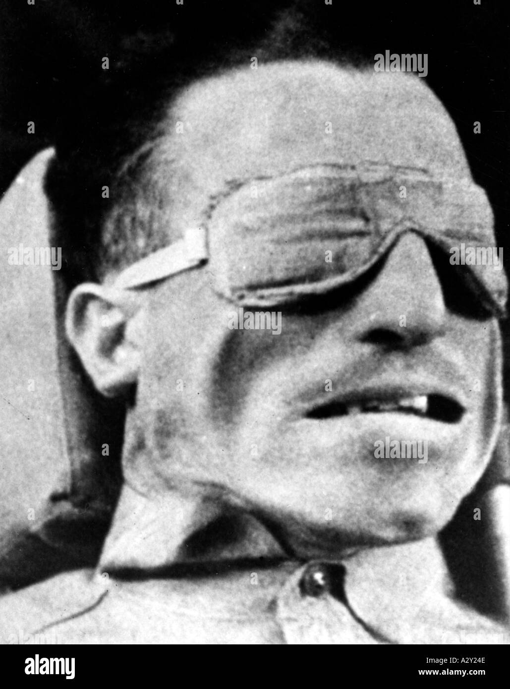 Dieses Experiment im Windkanal auf der Basis der American Navy in Philadelphia simuliert die Belastungen, denen ein Pilot ausgesetzt ist im Falle einer Notfallrettung würde das Foto den Zustand des Probanden vor dem sichtbar machen Experiment zu den Verzerrungen durch einen Luftstrom von 325 mph 524 km/h Dieses Experiment im Windkanal des amerikanischen Marinestuetzpunkts in Philadelphia simuliert die Belastung eines Piloten der Schleudersitz eines Flugzeugs betaetigen muss die Aufnahmen dokumentieren den Zustand des Probanden vor dem Versuch bis hin zu den Verzerrungen unter Einwirkung eines Stockfoto