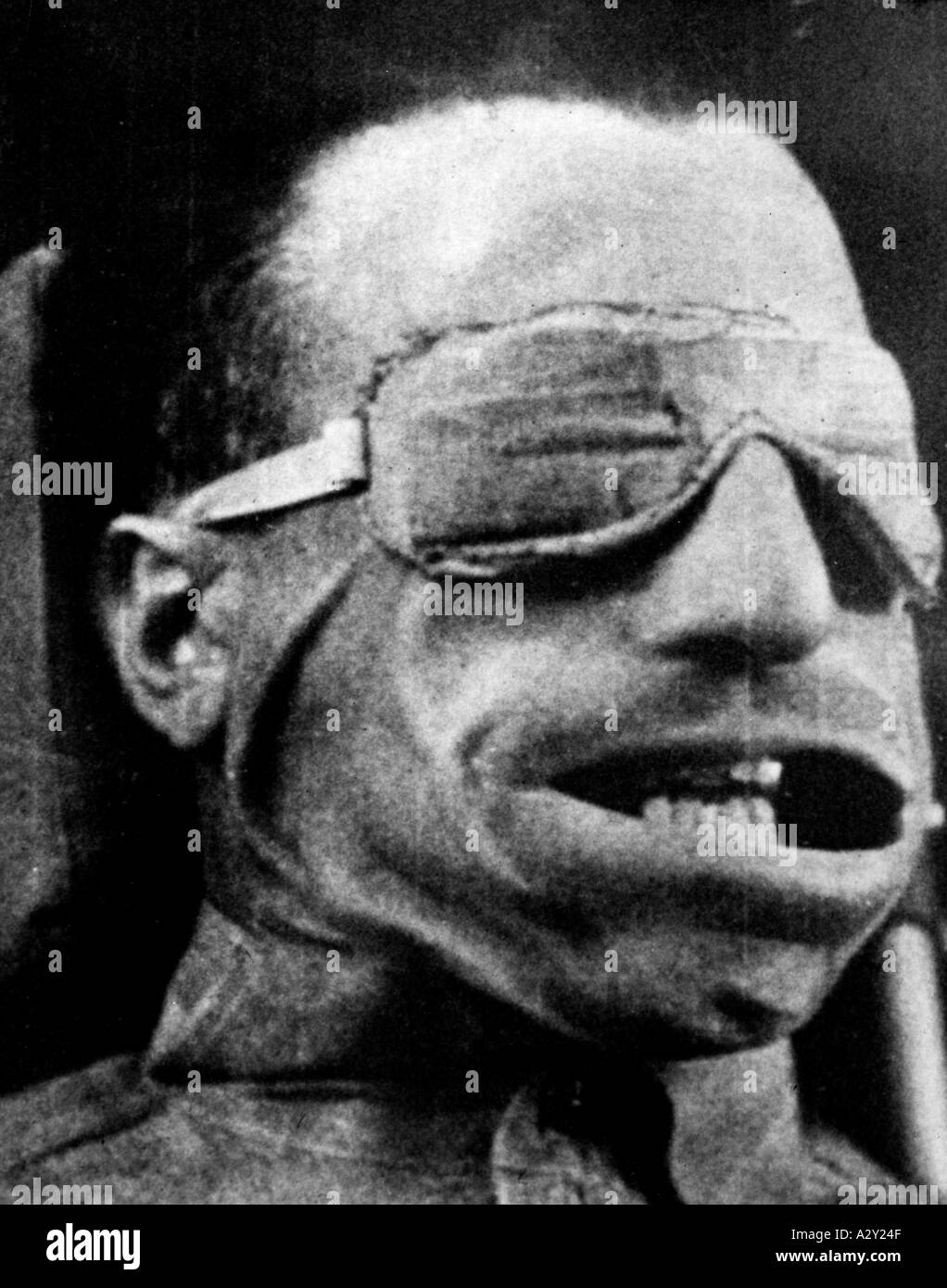 Dieses Experiment im Windkanal auf der Basis der American Navy in Philadelphia simuliert die Belastungen, denen ein Pilot ausgesetzt ist im Falle einer Notfallrettung würde das Foto den Zustand des Probanden vor dem sichtbar machen Experiment zu den Verzerrungen durch einen Luftstrom von 325 mph 524 km/h Dieses Experiment im Windkanal des amerikanischen Marinestuetzpunkts in Philadelphia simuliert die Belastung eines Piloten der Schleudersitz eines Flugzeugs betaetigen muss die Aufnahmen dokumentieren den Zustand des Probanden vor dem Versuch bis hin zu den Verzerrungen unter Einwirkung eines Stockfoto