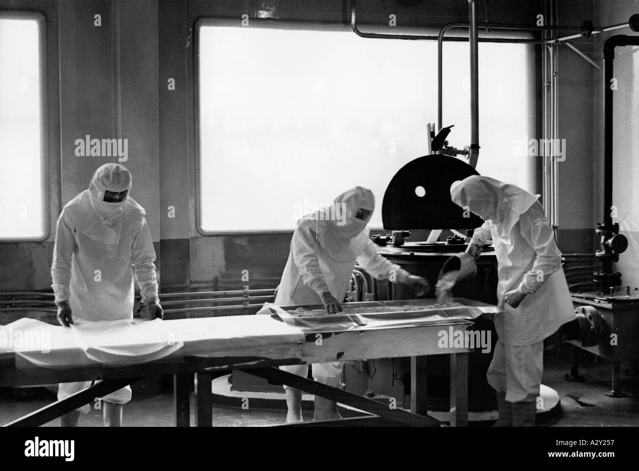 Der englische Unterredakteur wurde an das Wirken von Geistern erinnert, die 1955 in Kent Antibiotika herstellen zuvor waren diese Medikamente aus Amerika importiert worden und ein Gespenster bei der Arbeit erinnern 1955 einen englischen Redakteur diese Arbeiter der pharmazeutischen Industrie bei der Herstellung von Antibiotika in der Grafschaft Kent Bisher wurden diese aus den USA importiert Kuriosität S 650 Stockfoto