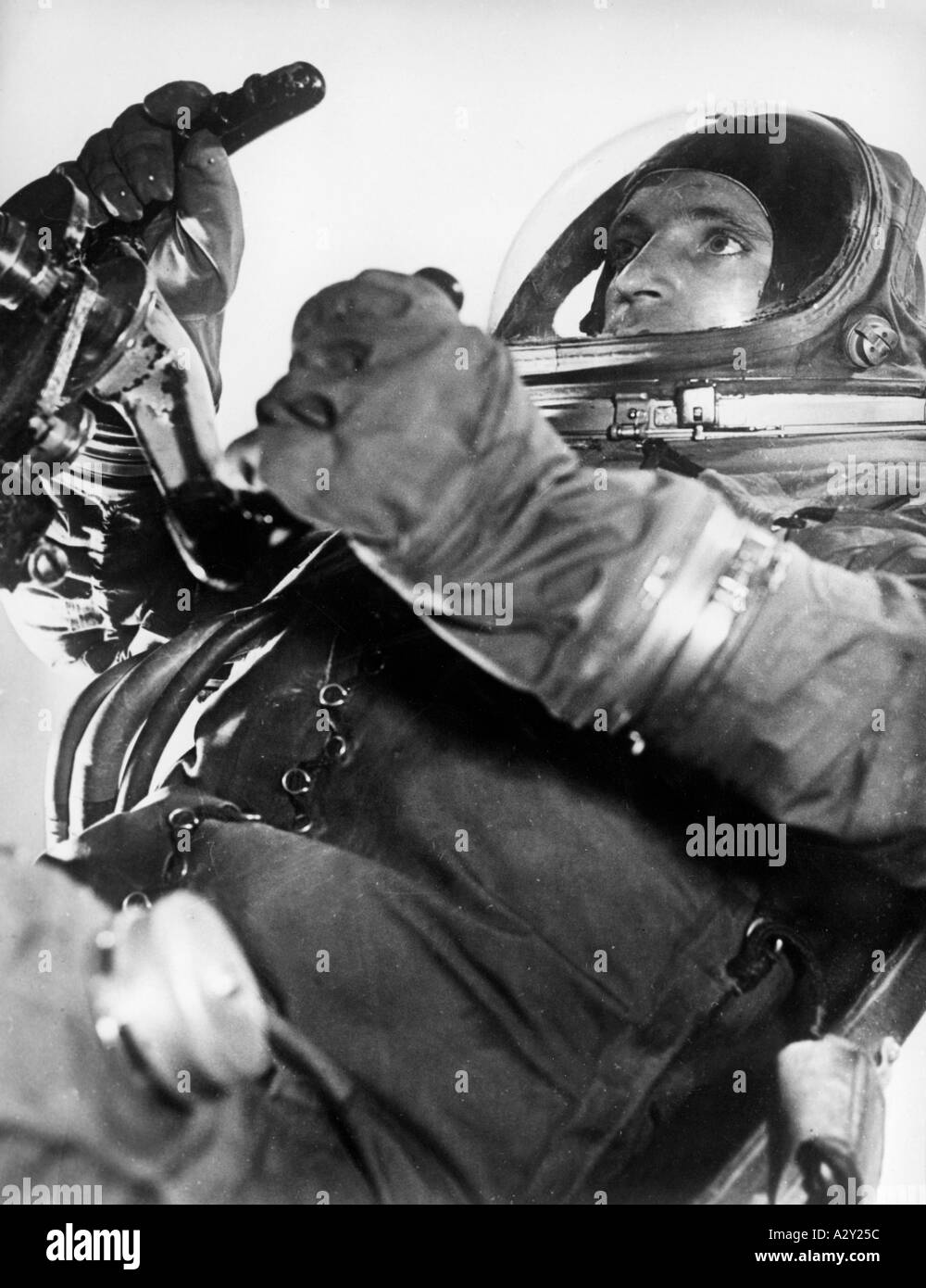 Diese sowjetische Fotografie von 1958 zeigt die Vision des Kremls von bemannter Mondfahrt 1969 waren es jedoch die Amerikaner Armstrong und Aldrin, die als erste den Mond besteigen das sowjetische Foto von 1958 zeigt die Kreml Vision der bemannten Mondfahrt 1969 betreten aber die Amerikaner Armstrong und Aldrin als erste Menschen den Mond neugierige Momente S 654 Stockfoto