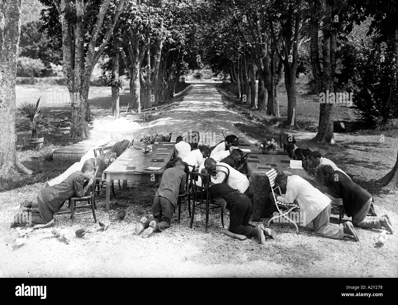 In den 1930er Jahren versammelte der Schweizer Kultführer Alexandre Freytag seine Anhänger aus ganz Europa und den Vereinigten Staaten um ihn herum in der südfranzösischen Provence in der Kolonie Nouvelle Terre wandte sich der Kult ab auf dem Foto sehen die Schüler von Monsieur Freytag bei ihrem Abendsegen eine zutiefst bescheidenes Auftreten für ihr Dankgebet seine Juenger aus ganz Europa und den USA schart in den dreissiger Jahre der Schweizer Sektierer Dr. Alexandre Freytag in der Provence um sich in der Kolonie Nouvelle Terre kehrt die Sekte Stockfoto