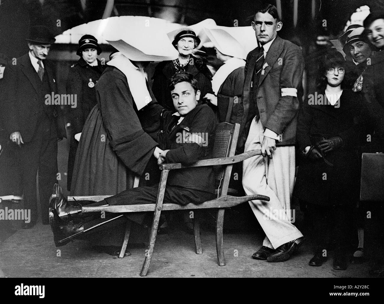 Seit Mitte des 19. Jahrhunderts pilgern unzählige Millionen nach Lourdes am Fuße der französischen Pyrenäen wo die Jungfrau am 28. Mai 1935 in einer Grotte erschienen sein soll, eine Gruppe von 700 Römern katholische Pilger aus London zogen aus, darunter 130 kranke Menschen, die alle hofften, dass ein Wunder wäre dieser geheiligte Ort würde sie von ihren Leiden befreien, seither Mitte des 19. Jahrhunderts pilgern Abermillionen zum Ort der Marienerscheinungen in Lourdes am Fusse der franzoesischen Pyrenaeen am 28. Mai 1935 startete eine Gruppe von 700 katholischen Pilgern aus London Unter Stockfoto