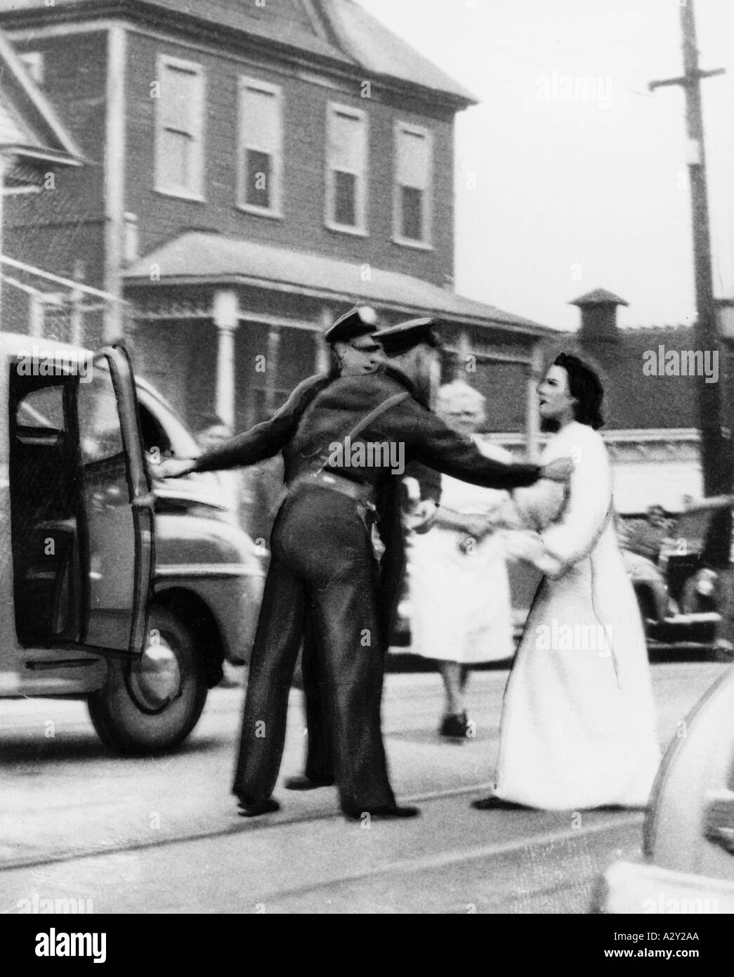 Diese Serie zum Thema Sleepwalker Stops the Traffic wurde am 17. Februar 1948 von einer Agentur als verkauft exklusive Amateurfotos aus Los Angeles in einem langen weißen Gewand Anna Bogdanoff hat die Geschwindigkeit nicht beachtet Verkehr diese ungewöhnliche Bildfolge folgt ihrem Vormarsch in die Arme zweier Polizisten, als sie schließlich den steuerten Frau in den Polizeiwagen, erwachte sie und schrie nach ihrem Mann und ihren zwei Babys, die sicher waren zu Hause noch schlafend, waren die harten Konturen der aufpolierten Fotos aufgrund der Qualität der etwas geringer Zeitungsdruck in den 1940er Jahren eine Frage Stockfoto