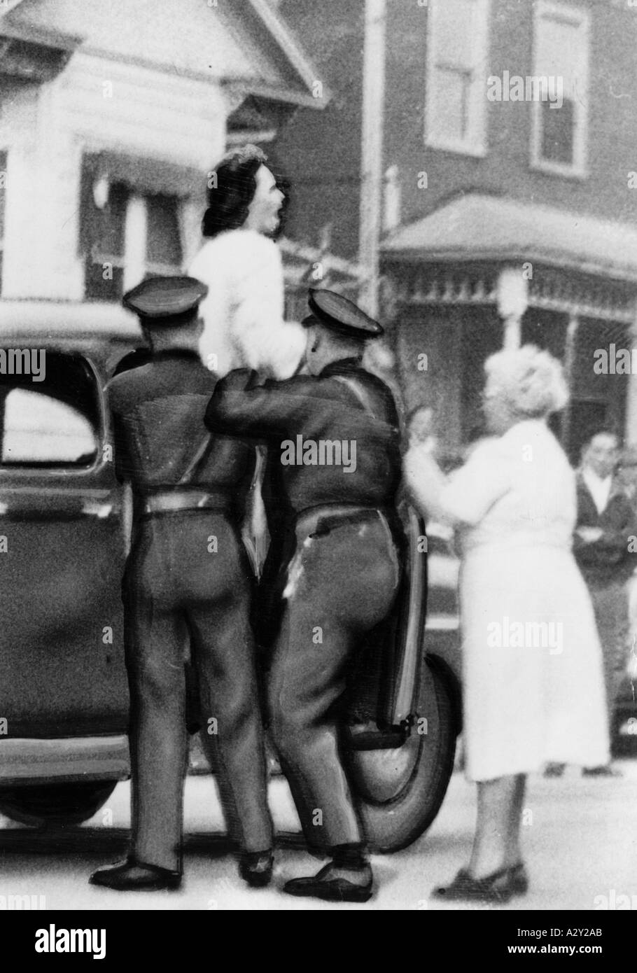 Diese Serie zum Thema Sleepwalker Stops the Traffic wurde am 17. Februar 1948 von einer Agentur als verkauft exklusive Amateurfotos aus Los Angeles in einem langen weißen Gewand Anna Bogdanoff hat die Geschwindigkeit nicht beachtet Verkehr diese ungewöhnliche Bildfolge folgt ihrem Vormarsch in die Arme zweier Polizisten, als sie schließlich den steuerten Frau in den Polizeiwagen, erwachte sie und schrie nach ihrem Mann und ihren zwei Babys, die sicher waren zu Hause noch schlafend, waren die harten Konturen der aufpolierten Fotos aufgrund der Qualität der etwas geringer Zeitungsdruck in den 1940er Jahren eine Frage Stockfoto