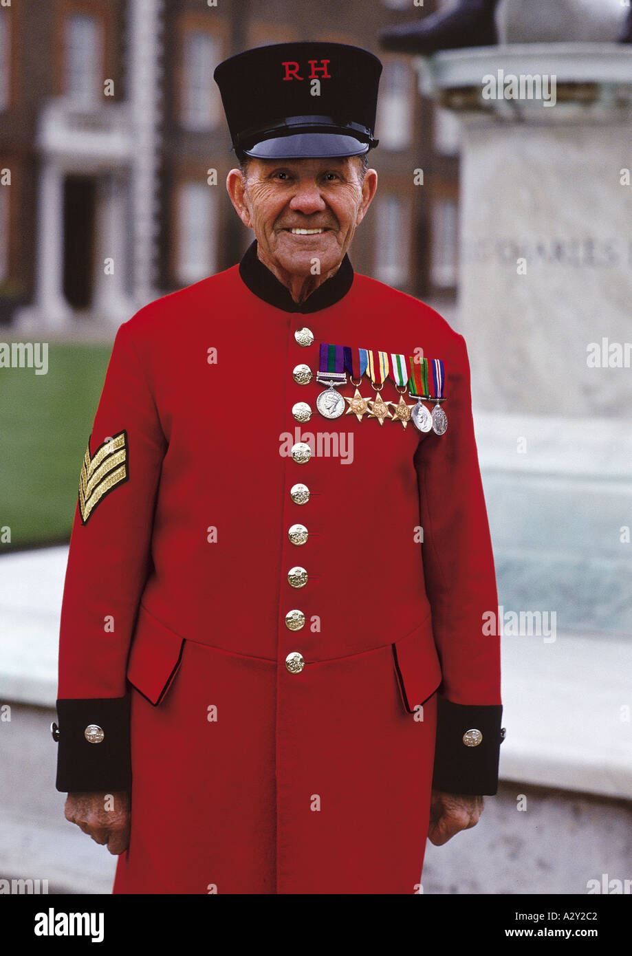Lächelnde Chelsea Pensionär in roter Uniform Mantel und Hut Stockfoto