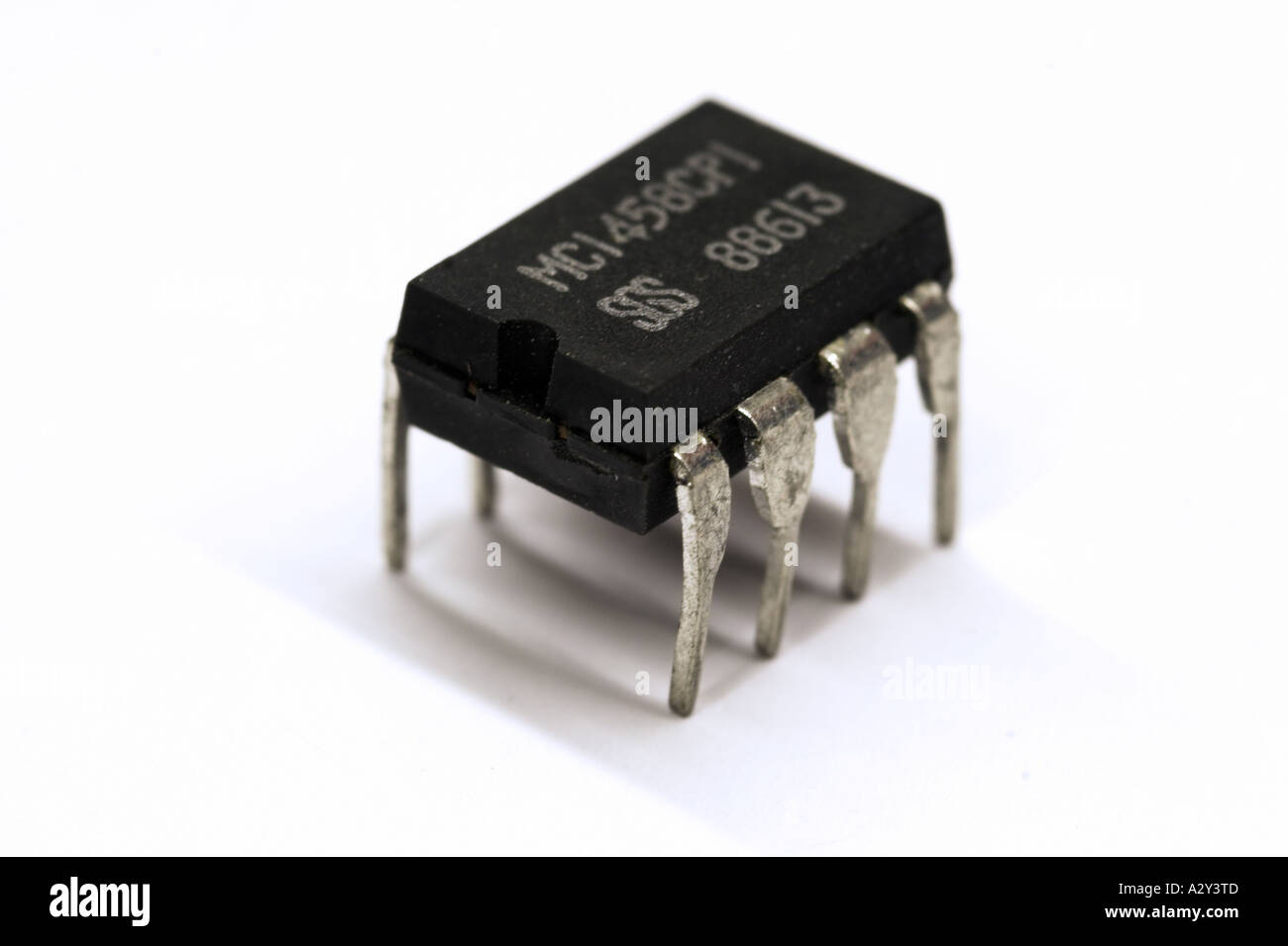 Nahaufnahme eines Mikrochips oder IC mit weißem Hintergrund Stockfoto