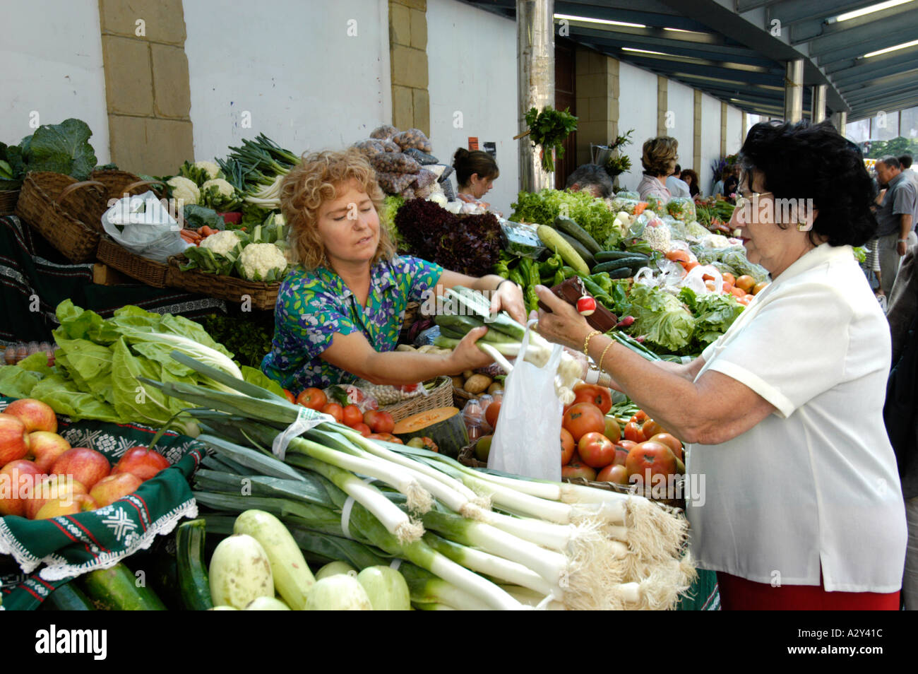 Einheimische Frauen kaufen Obst und Gemüse auf dem Markt, San Sebastian, Spanien Stockfoto