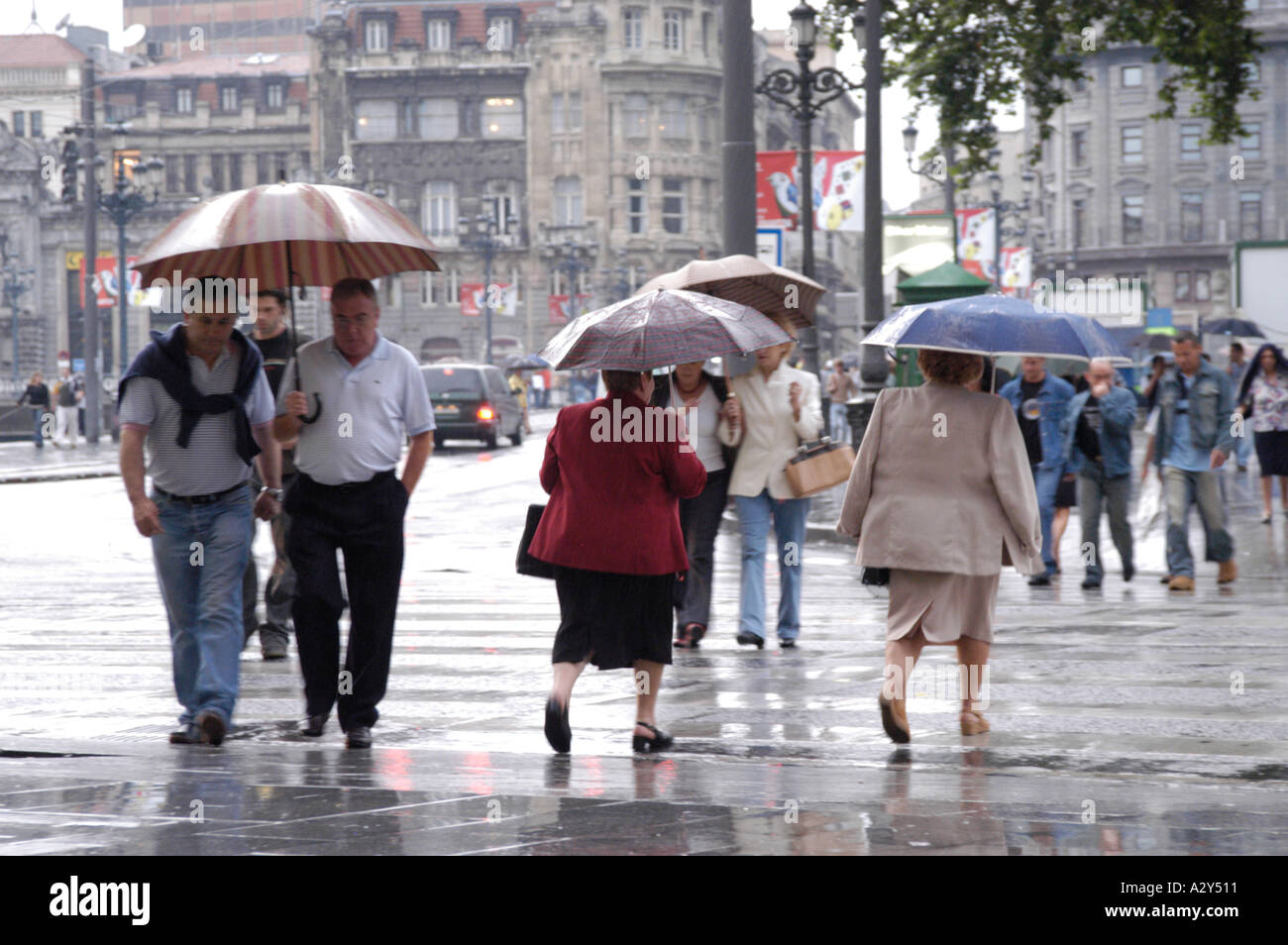 Menschen mit Regenschirmen im Regen Bilbao, Vizcaya, Baskisches Land Spanien Stockfoto