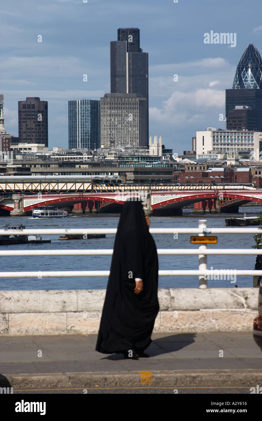 Koran Abayah Hijab islamischen Niqab Burka Abaya Schleier muslimischer Religion Islam Frau arabischen Nahen Osten UK London England Großbritanniens Stockfoto