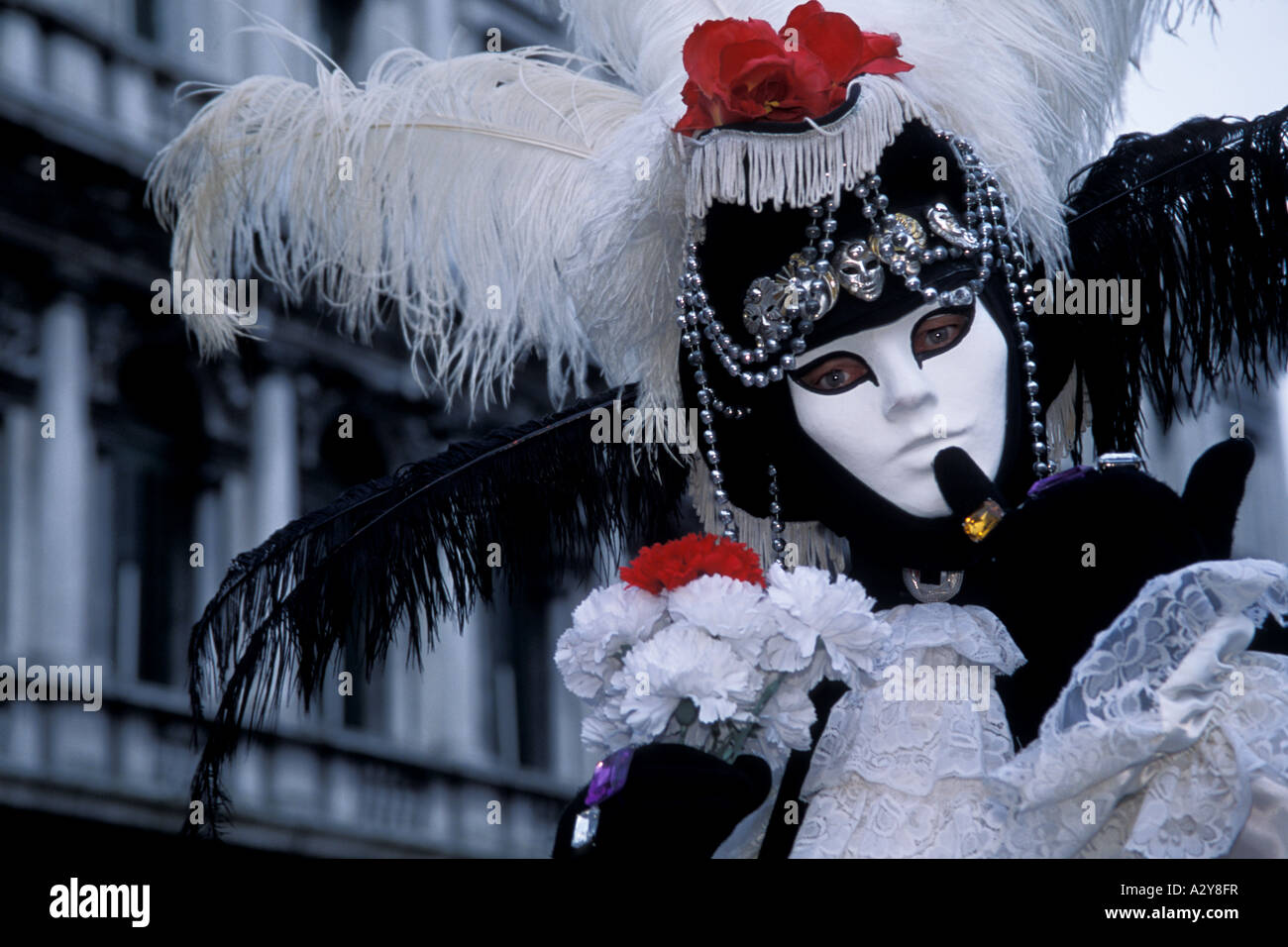 Federbusch, Maske und beringte Finger an Karneval, Venedig, Italien Stockfoto