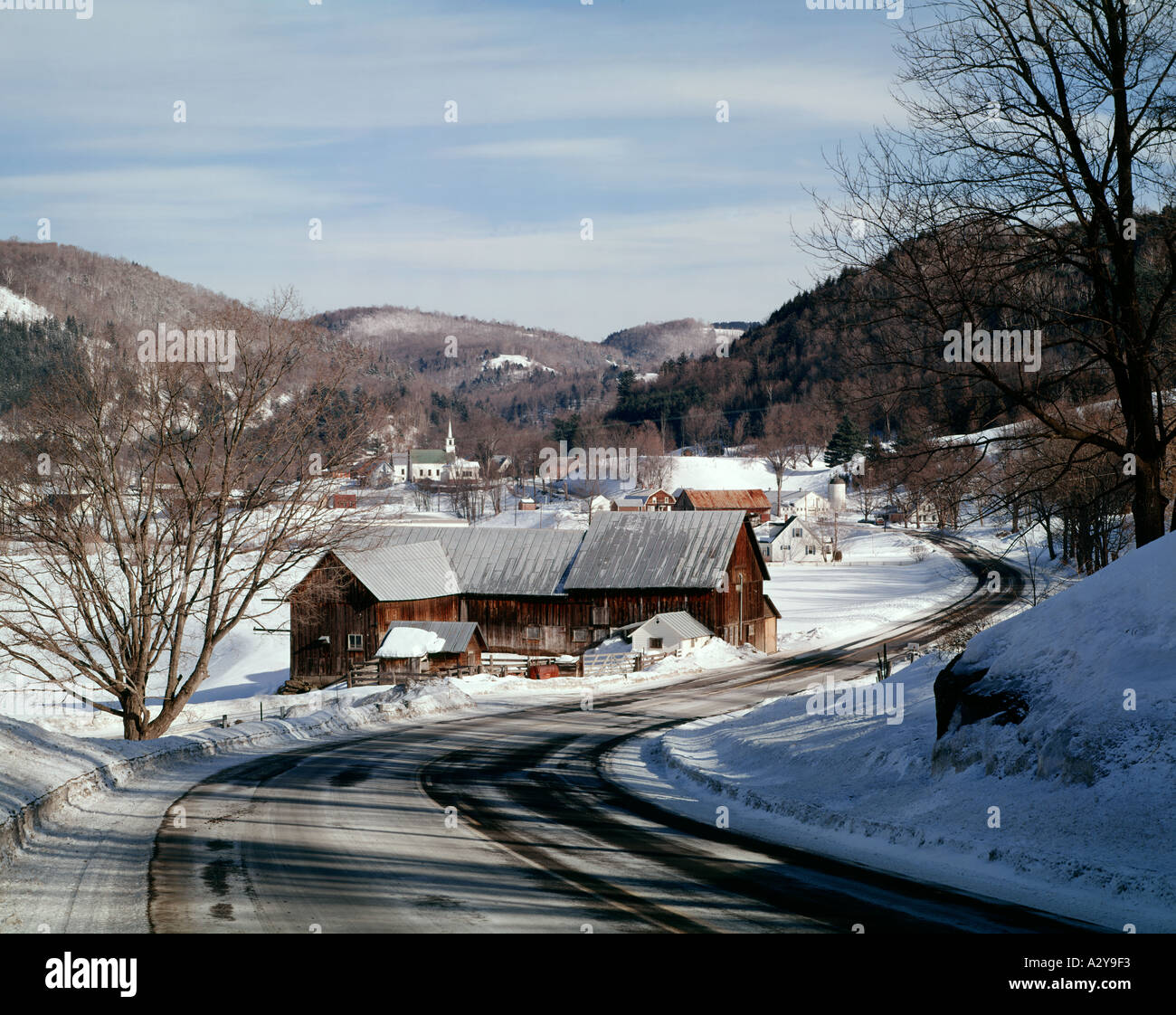 Ideal gelegen nahe Tunbridge im ländlichen Vermont eine Straße im Winter abgedeckt Schnee und ein Bauernhaus inmitten der Berge Stockfoto