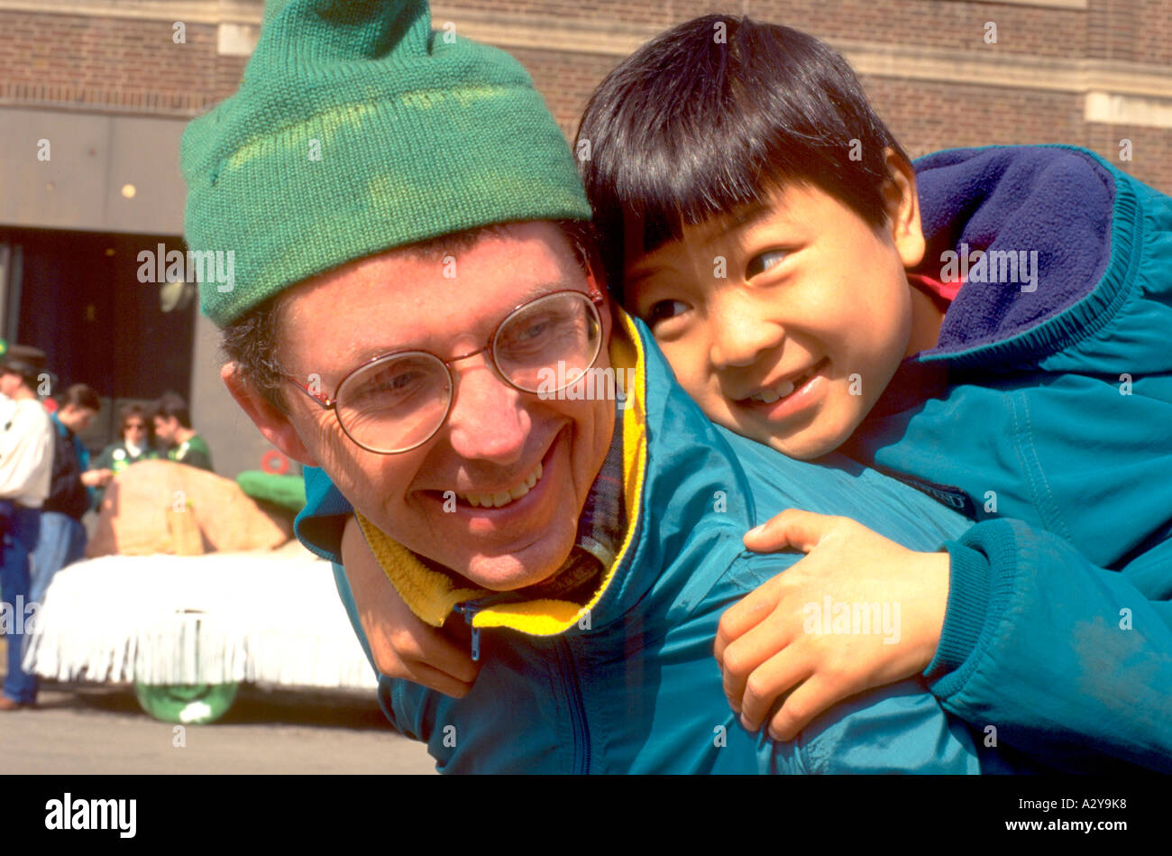 Vater zurück Alter 30 und 3 asiatische Sohn weiterzumachen. St. Patricks Day Parade St. Paul Minnesota USA Stockfoto
