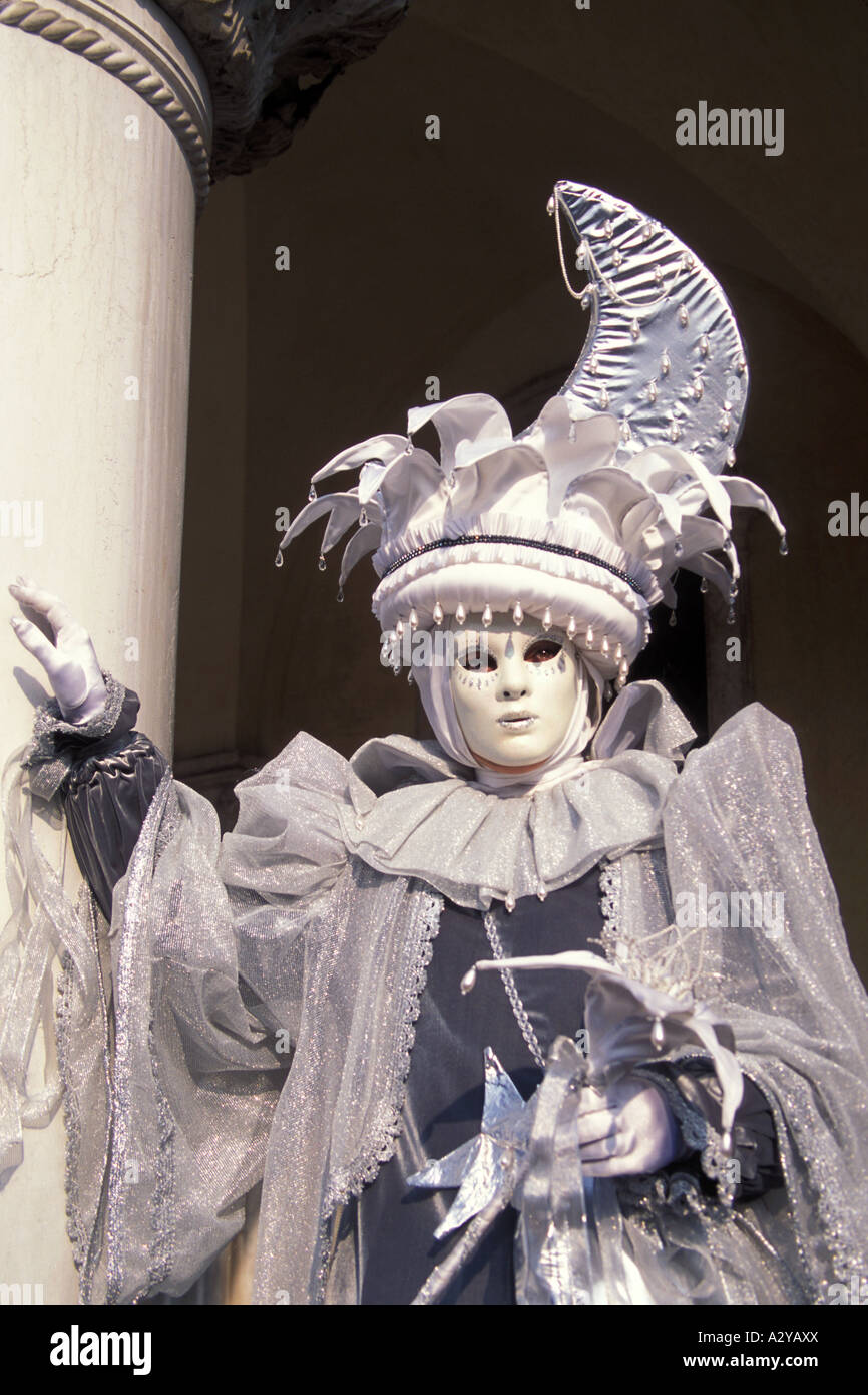 Silber und weiß Mond inspiriert Kostüm für Karneval, Venedig, Italien  Stockfotografie - Alamy