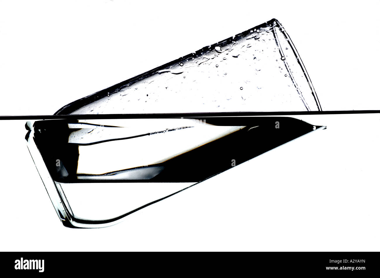 Horizontalen Schuss von einem Glas schwimmt auf Wasser Stockfoto