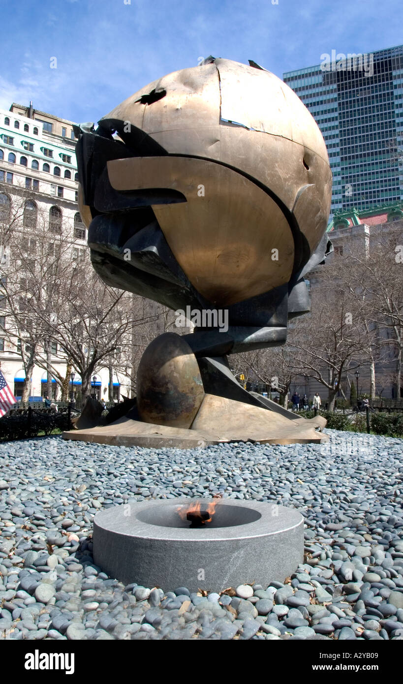 Ewige Flamme und sphärische Bronze-Skulptur von Ground Zero, Battery Park Manhattan New York USA Stockfoto