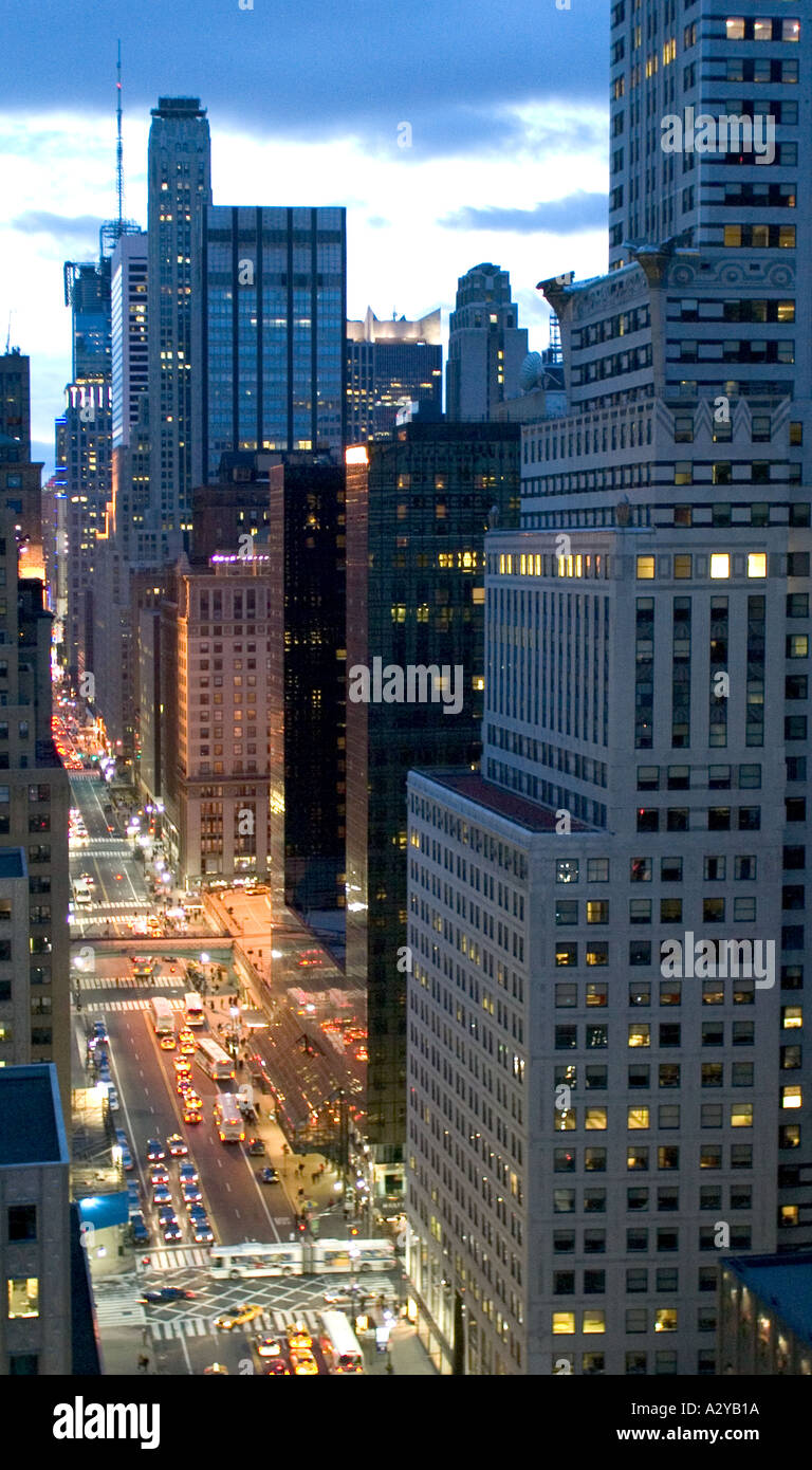 Dusk looking up East 42nd Street towards Grand Central Station New York USA Stockfoto
