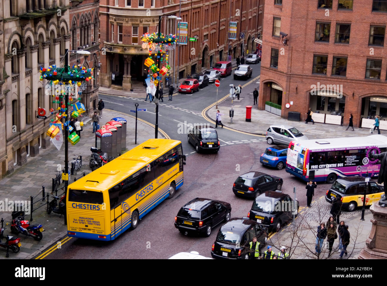 Erhöhten Blick auf einer belebten Straße im Zentrum von Manchester UK Stockfoto